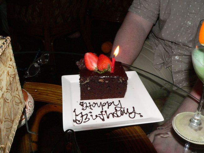 ホテルからハッピーバースディのケーキとバンドの演奏のサービス