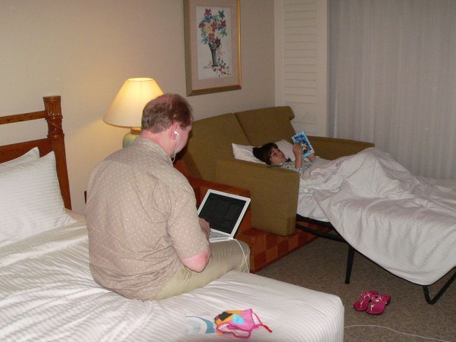 お部屋でインターネットアクセスが無料でできました。キナバルウィングスーペリアルーム５階です。パパはお母さんにインターネット電話をしたり、友達にメールを出したり、ずーっとパソコンとビデオをいじっていました。