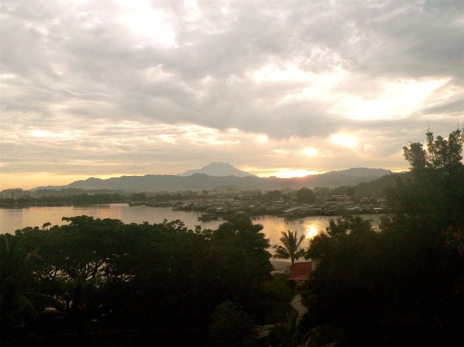 2日目の朝、これはお部屋からの風景。キナバル山に朝日が登ります。