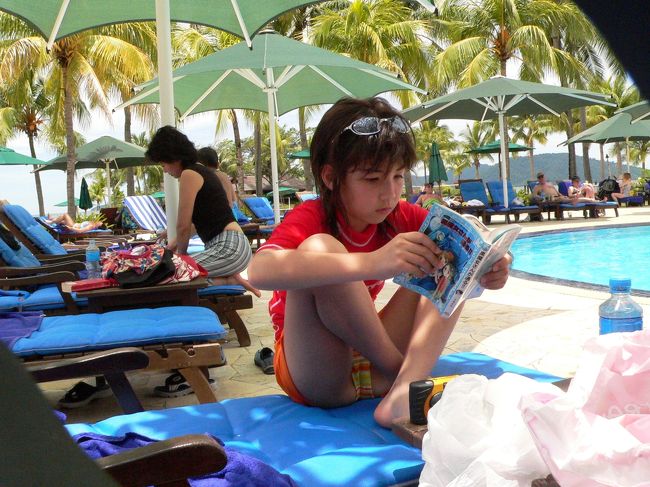運動のあとはプールサイドでのんびり読書。