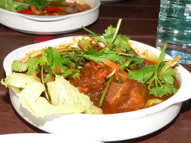 ３時半頃の遅いお昼はホテルの向かいのレストランでチキンのスイートサワー。ライスもついて１０リンギット（３２０円）おいしかったです。