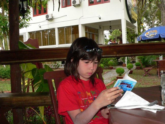 ここでも読書中、レストランは室内（冷房あり）と外のテラスがありました。