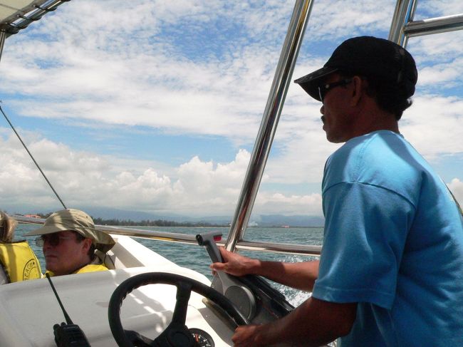 風をきってビュンビュンボートは走ります