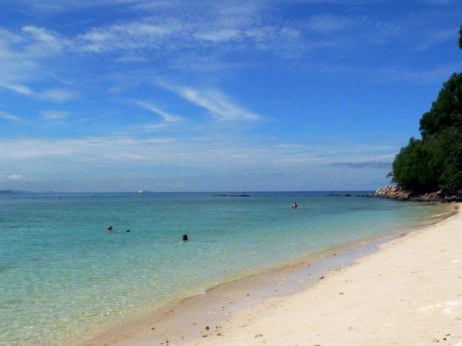 桟橋そばのこの海ででシュノーケリングを楽しみました。魚がたくさんいましたが、ニモは見つけられませんでした。