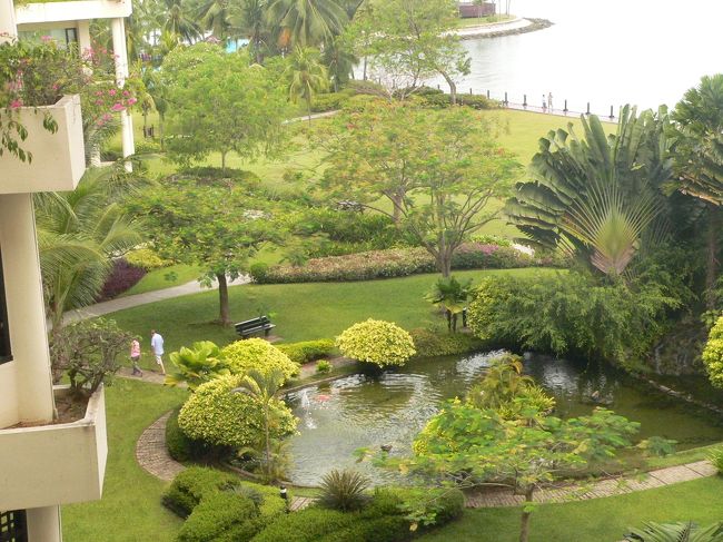 ホテルのお庭をキナバルウイング５階の廊下から見たところ。池には鯉がいました。