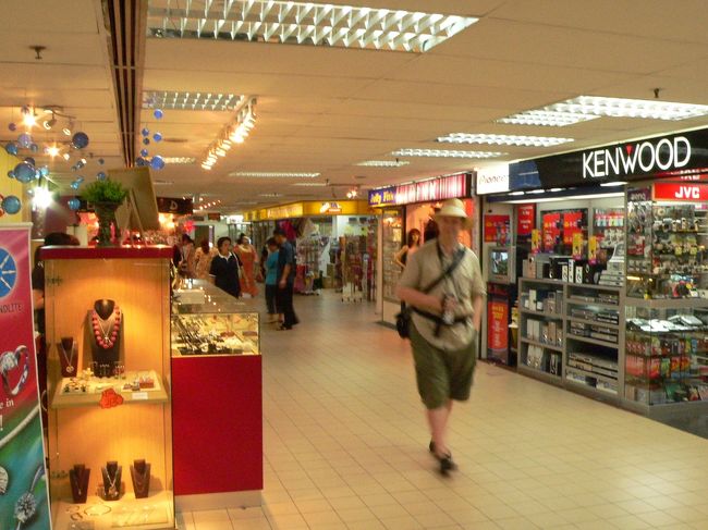 プールやビーチで３日間過ごしたのでこの日はホテルのシャトルバスで１５分ほどのコタキナバルの町へ行きました。ショッピングセンターの中をウロウロ。