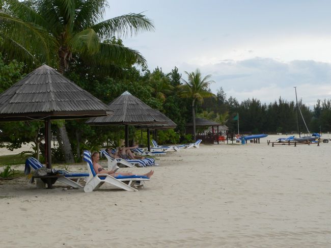 ラサリアホテルのビーチは広くて長くて素敵でした。町から遠い分自然に囲まれ海はきれいですが、周りは何もありません。