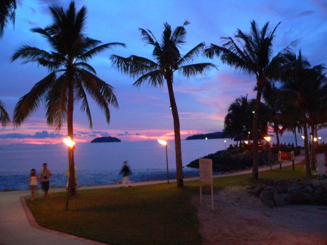 皆さん夕陽を見にお散歩しています。ハネムーナーも家族連れも女の子たちも、、、