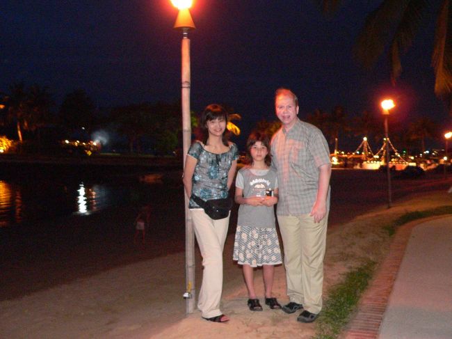 これは反対側。うしろの野外レストランではバイキング料理<br />が準備されていました。パパは食べたがっていました。ダメダメ、ホテルは高いから、今日も近くの屋台に行きましょう！バイキングの子孫さん。