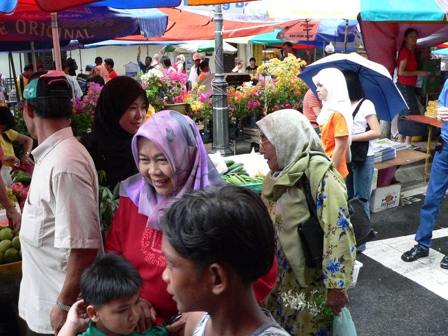 ７日目は４月２日、日曜日。週に一度のサンデーマーケット（日曜の朝市）が開かれる日で、町に出てみました。