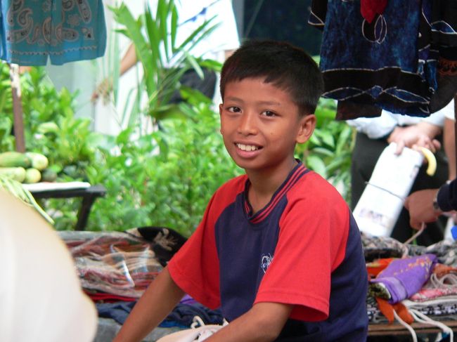 売り子の男の子。みんな目が会うとはずかしそうにニッコリ。