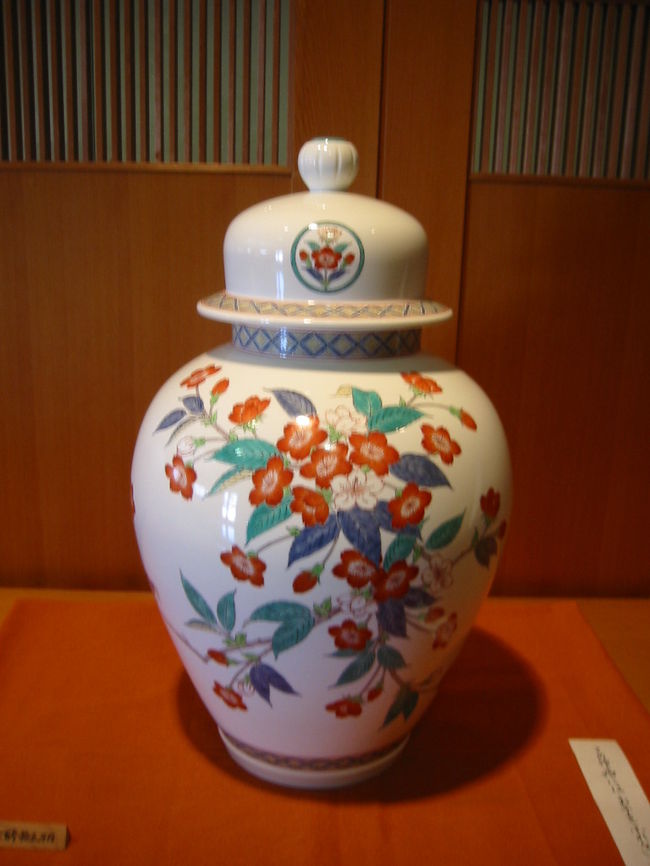柿右衛門 枝垂桜文 18cm 木箱付き 十四代酒井田柿右衛門】本人作 濁手枝垂桜文皿 人間