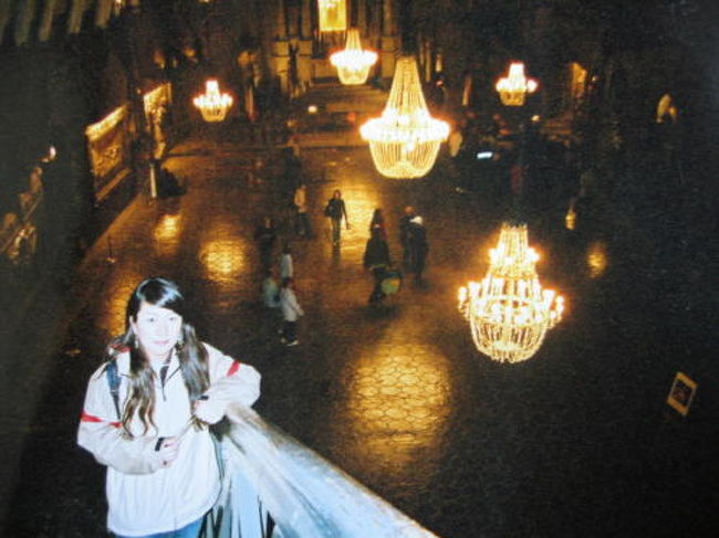 館内の大ホールです。<br />暗闇の中でのシャンデリアがいい雰囲気を出してますねｗ　従業員たちの憩いの場だったようですｗ