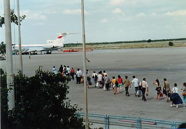 ウルムチ（烏魯木芥）空港にて。<br />はい、あなた方が乗る飛行機はあっち。<br />飛行機まで歩いて行って乗ってください。