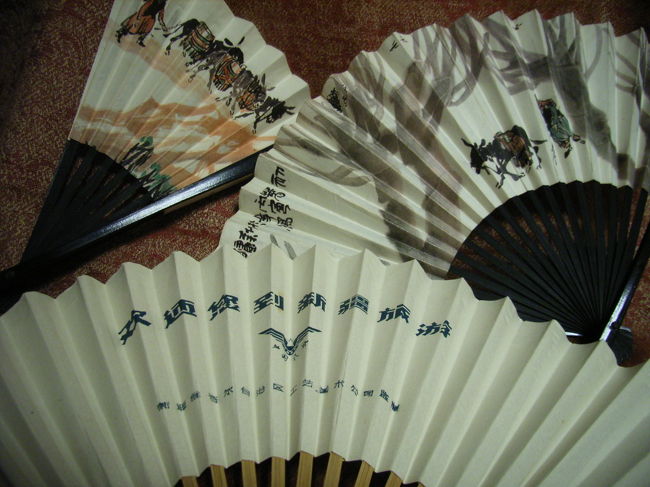 国内線では冷房がほとんど効かず、機内で扇子が配られた。表にはロバを追う女性の絵が描かれ、裏には中国民航のマーク入り。扇子は嬉しいが……暑い！窓を開けるわけにもいかない。<br />『ただいまの到着地の気温は43℃です。』<br />『・・・・・・』