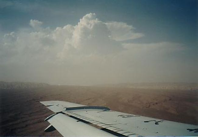 飛行機の窓から見えた褐色の大地。<br />これがタクラマカン（塔克拉瑪干）か。