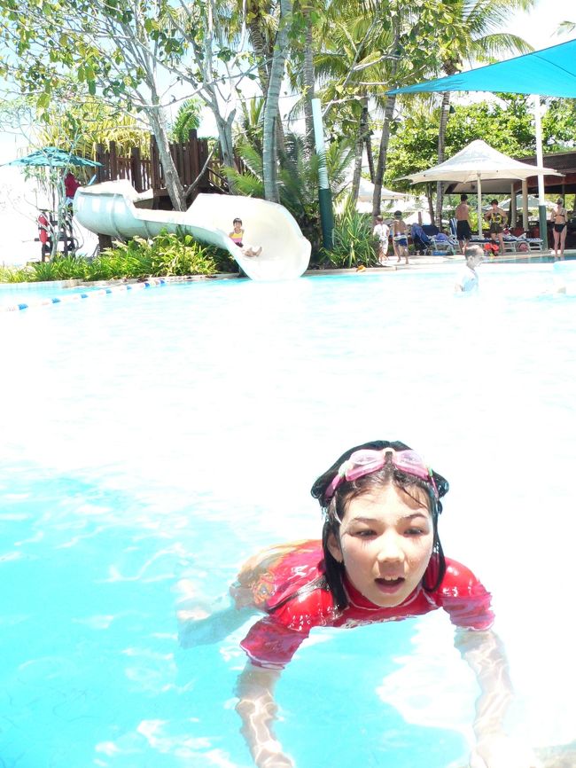 プールはこちらの方が開放的でスライダーもあり、子どもでも足が付く部分が多いのでお気に入りでした