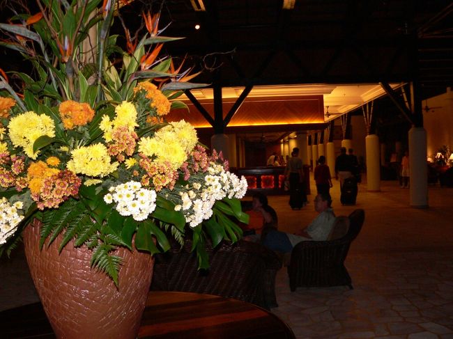 ホテルのロビーに大きなお花がが飾ってありました。<br />