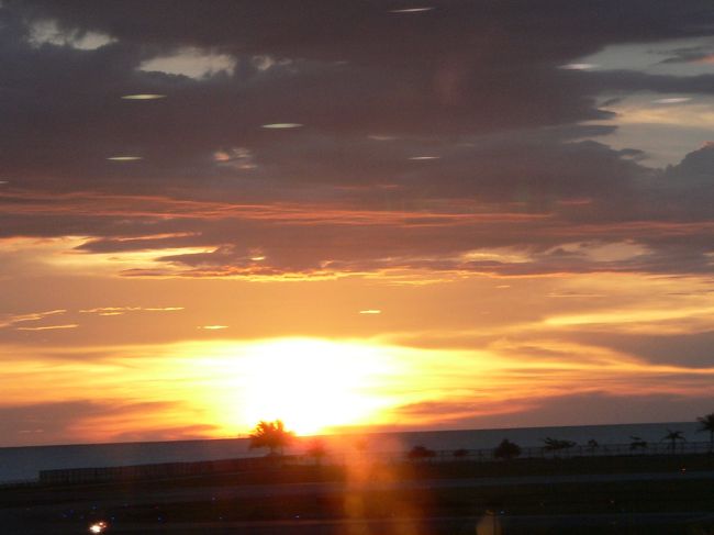 最後にコタキナバル空港の飛行機の搭乗ゲートから見た夕陽、さようなら、コタキナバル、楽しかったよ！