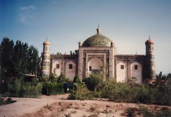 強い日差しに映えるタイルの緑が鮮やか。この頃は周りに草が生い茂っていたが、最近の写真を見るときれいに整備され花壇になっているらしい。<br />