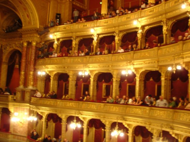 国立オペラ劇場に入ると、今日のチケットはSOLD OUTと書かれていて、もう１つの売り場で聞くと11400Fの席なら１枚あるという。思わず買ってしまう。18時からなので時間なく、センターのヴァーツィをうろうろしてOPERAに戻る。みんなドレスアップしてる。悪いかと思いつつ汚らしいTシャツにYシャツを羽織って入る。何と席は値段が高いと思ったら、正面２F、BOX席の前列だ。隣のBOXは王様の席みたいで、誰もいない。なぜかVIP席にT-Shirtでいる。オペラはすごいのかもしれないが、俺には向かないかな。１流の人が見るものじゃない？俺は３流だからねぇ。劇場は歴史を感じさせる場所だ。今２幕目が終わった。ドレスアップした綺麗な女性がいっぱいいる。俺は小さな劇場のミュージカルののほうがいいなぁ。３幕で終わりかと思いきや４幕あった。