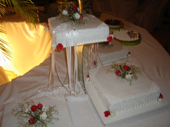 会場の中央のテーブルに10種類ぐらいのケーキとウェディングケーキが並んでました。どれもおいしそう！何種類食べられるかなぁ…