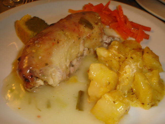 ひぃ〜どでかいチキンが出てきちゃってまいりました。女性でも結構ぺろりと完食してる人たちがいてまぢ驚きです。（すでに夜中12時回ってるし会場の外でいろいろ食べたし…）でもお味は最高。やわらかいチキンでこんなに大きな塊めったりにでえないもん。一生懸命頂きました。