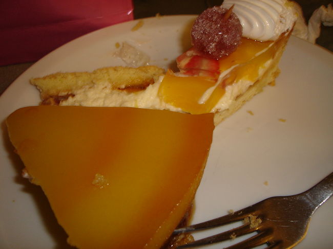 デザートは自分でお皿をもってカウンターにとりにいく形式でウェイターさんが欲しいケーキをいっくらでもよそおってくれます。ピースがでかくて数がこなせません…