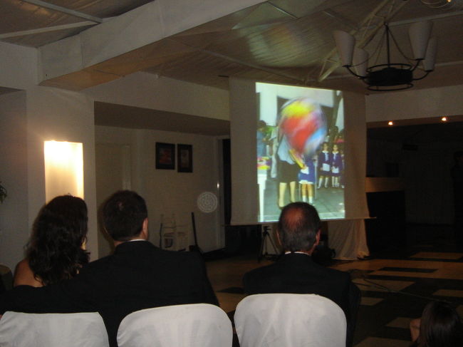 食事の間に新郎新婦の成長の記録や二人の愛の記録をみんなでひやかしを入れながらみました。こういうのってすごく素敵だし家族にとってはすごい思い出になるだろうなぁ。