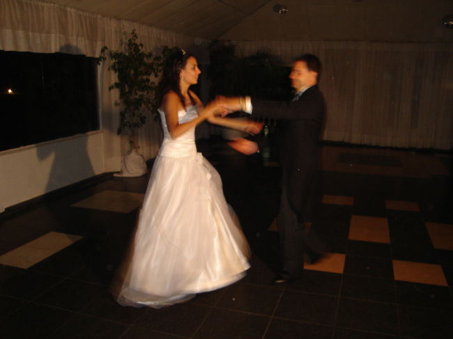 ワルツを踊る二人。<br />花嫁さんこんなことできたらまさに気持ち気分はお姫様？！