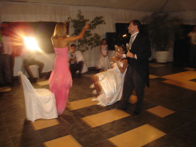 こちらはセクシーな儀式で花嫁の太ももの付け根にバンドがいくつかはめてあってそれを花婿が花嫁と花嫁の友達が足をくっつけている間に移動させていくというもので友人のスカートがめくれ上がると会場が大盛り上がり☆もちろんお嫁さん以外の女の人の太ももに触る新郎もテレまくってました。<br />これって意味はなんなんだろ…幸せのおすそ分けってことかな？