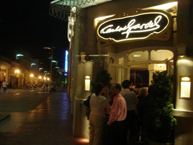 空港からタクシーで前回と同じスプレンディットホテルに向かい夕方にチェックイン。預けていた荷物もとって懐かしい感じさえするなぁ。<br />スーパーでとりあえず水、ワイン、おつまみをかって休憩して夜の8時には今夜のお迎えのバスがきました！<br /><br />この夜はともにとってアルゼンチン最後の夜なのでアルゼンチンタンゴショーを観に行きました！