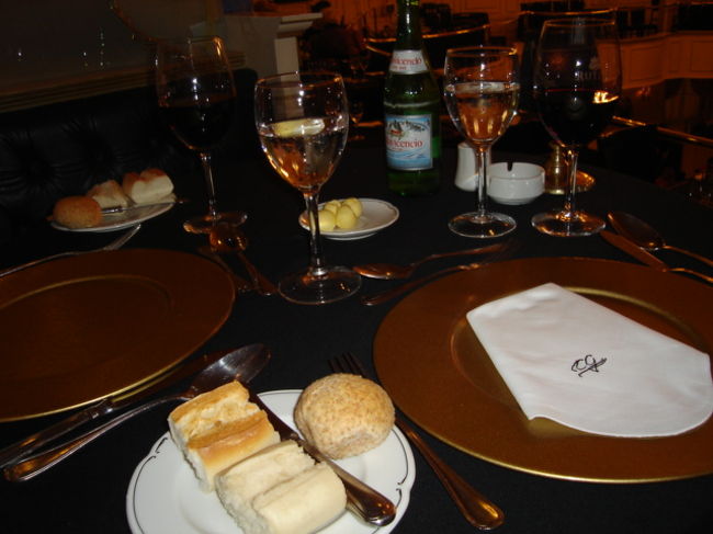 私達の席は２階のボックスシートでした。こんなに観光客わんさかな場所での食事は今回の旅行でここが最初で最後だなぁ。でもタンゴショーがどうしても見たかったのだ…<br /><br />