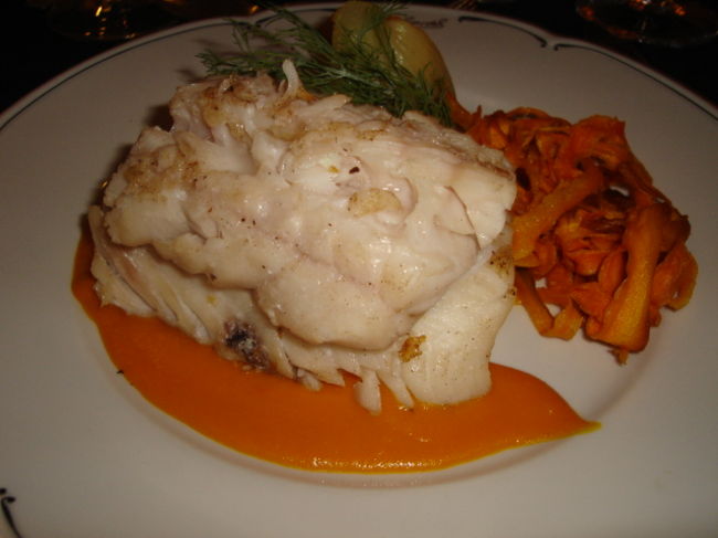 メインはお魚をチョイス。付け合せにパプリカのクスクス詰めが面白かったな。