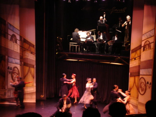 食事が終わる頃には証明も落ちてショーが始ります。歌あり、いろんなタンゴの踊りありで踊りには魅了されました。タンゴをあんまりしらなくても釘付けだったのでタンゴ好きにはたまんないんだろうなぁ。