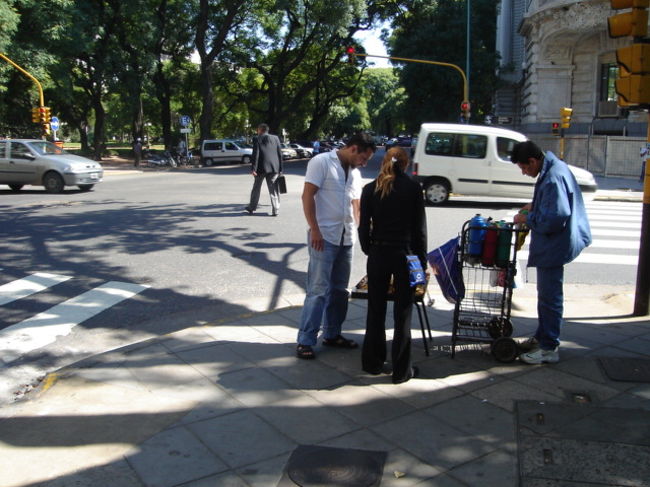 路角にこんな即席な朝ごはんスタンド。忙しい朝にいいなぁ。お腹が心配で挑戦できなかった…