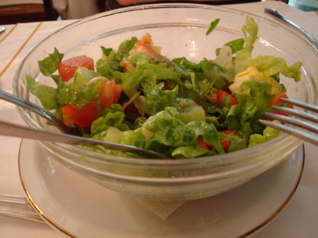 サラダはだいたいどこでも自分で入れたい野菜を指定できるのがうれしい。あとドレッシングっていってオリーブオイルが缶ごとでてきます（笑）気前がいいねぇ〜