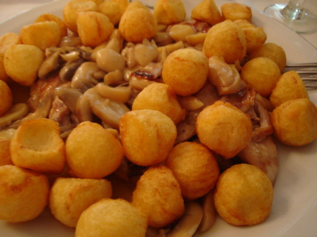 チキンのマッシュルームのせにころころしたポテトフライがどがーんと大量にのってってこれが本当においしかった！ブエノスアイレスの最後を飾るにふさわしいランチでした。大満足。