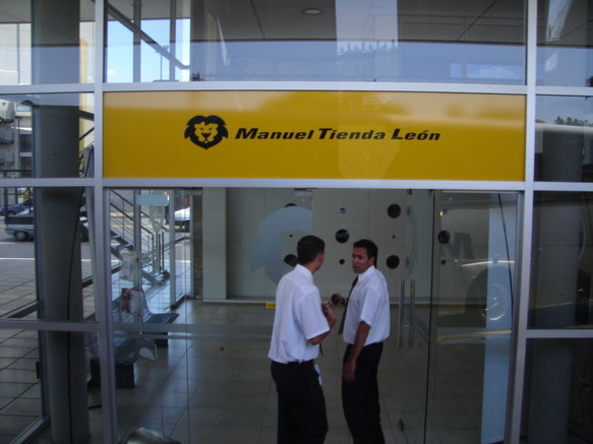 ランチのあとホテルに戻って荷物をまとめて一息ついた頃にピックアップのバスが来ました。<br />空港からホテルに来た時と同じ会社を使ってます。このリムジンサービスは本当にお勧めです。ホテルから空港まで一度も自分で荷物を運ばなくていいんですよ！時間も厳守だったしみんな親切な人スタッフでした。英語もばっちり通じます！