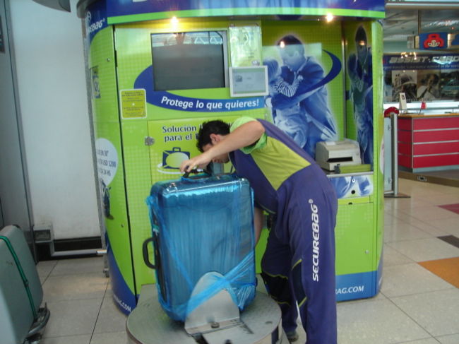 空港で見かけるこの機械、荷物をラップみたいなのでぐるぐる巻きにしてくれて実はこれで荷物が盗難にあったり破損したら保障してくれるサービスです。むしろ成田ーブエノ間で欲しかったけどまぁ記念にと思ってスーツケースをぐるぐる巻きにしてもらいました（笑）たのしそー