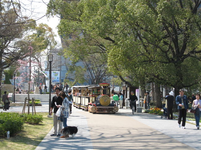 『フォー』ってすごい音が響いて<br />なにかやってきます。<br />レーザーラモンか？？？<br />