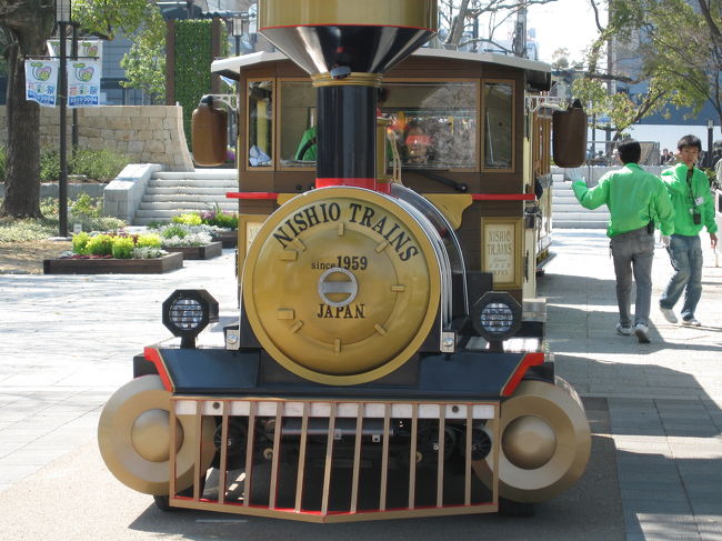 ﾖｰﾛｯﾊﾟでよく見る<br />観光列車ではないですか。<br /><br />人を一杯積んで<br />走っています。