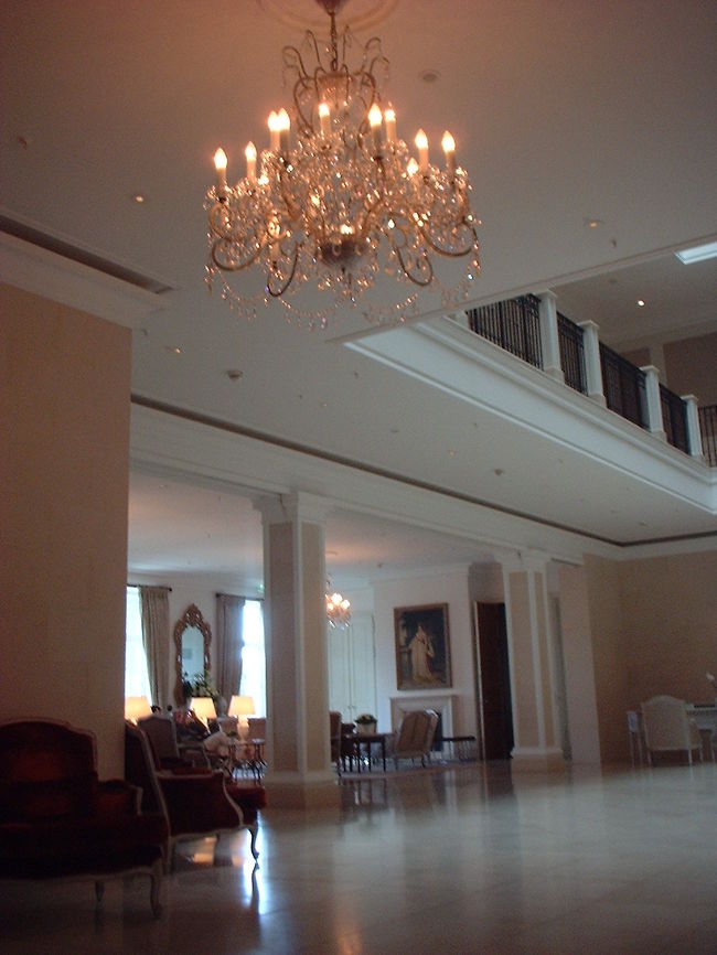 ロビーは広々。シャンデリアと暖炉がいいねぇ。