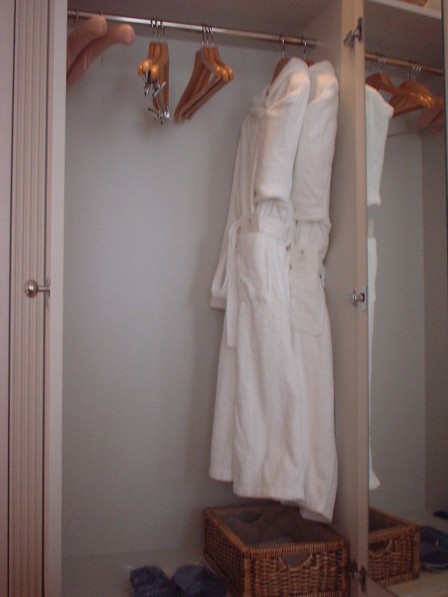 このホテルの基本はスパなので、バスローブにスリッパは当たり前〜か〜。