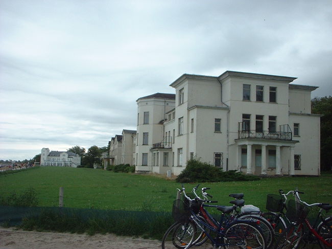 荒れた建物を見つけた。後で改装して、スパ利用＆美容整形で長期療養するお金持ちの滞在に使うらしい。１屋敷に２組の予定らしい。