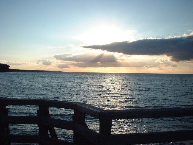 日が暮れる。水平線に落ちていく太陽。