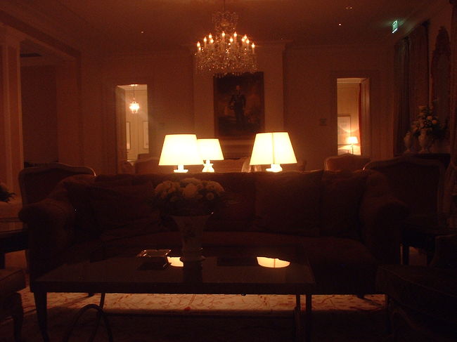 ロビーにある暖炉とソファが居心地いい。