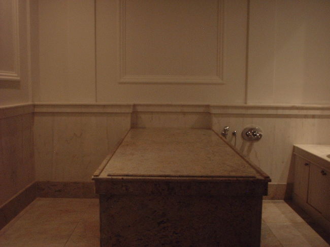 トルコ風のハマムもあって、ここではマッサージも受けられるっぽい。他にもたくさんのサウナとプールにジャクジーなど、さすがスパ施設充実！