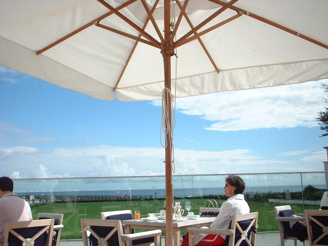 スパで体がリラックスした後は、朝ごはんを青空の下で。海を見ながら。いいねぇ。