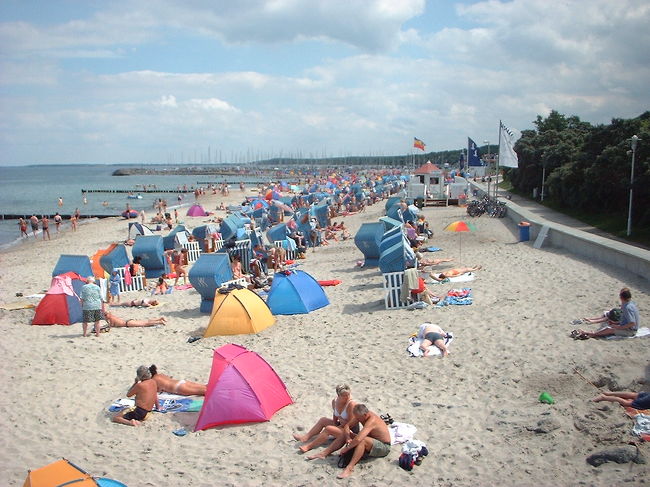 Kuehlungsbornの砂浜ビーチにはたくさんの人が。<br /><br />Heiligendammより庶民的で何でかホッとする。